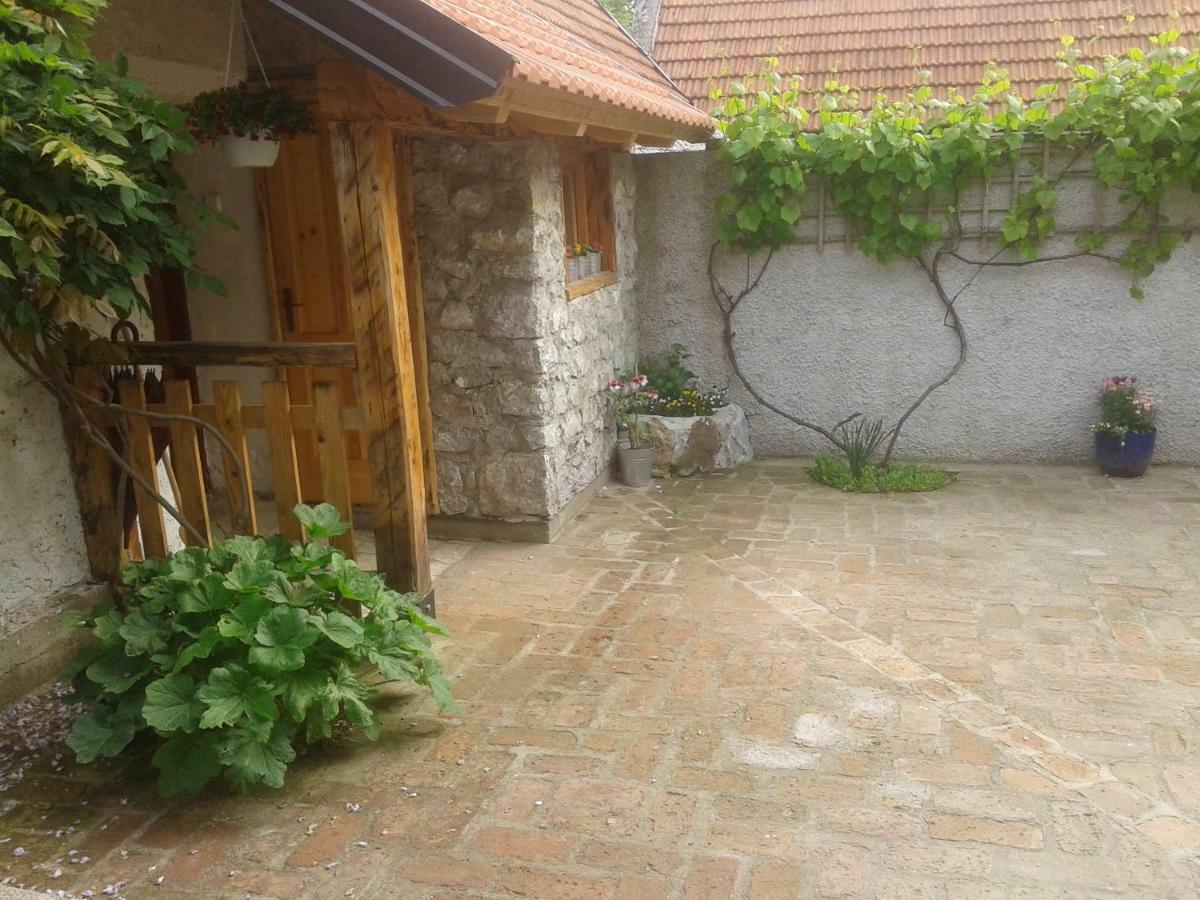 Latin Hotel Plaški Exterior foto